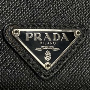 oryginalny napis prada|real Prada logo.